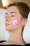 SUPERNOVA GLOV z etiu ładującym Kuracja punktowa LED na niedoskonałości